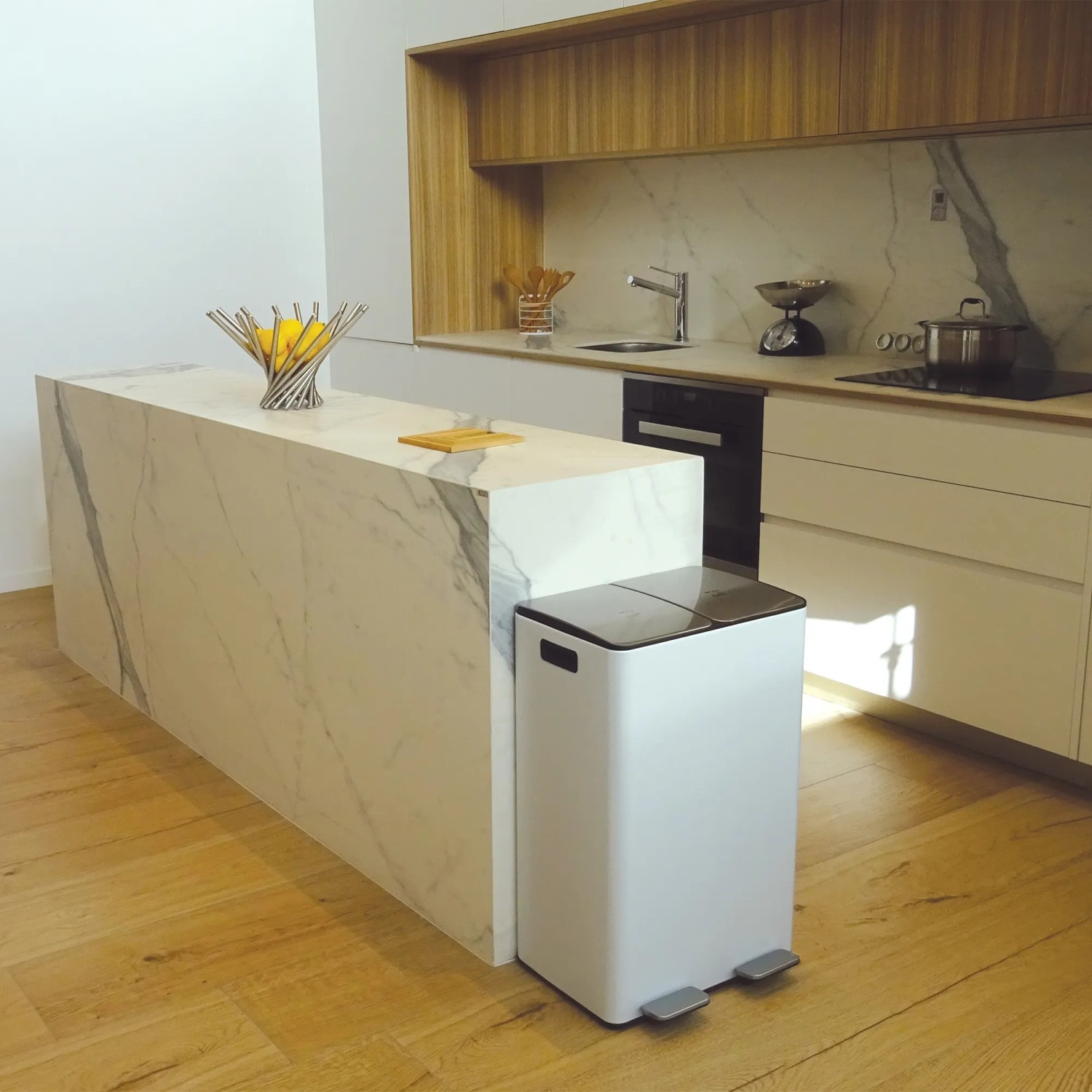 Weißer Spirella Kosmetikeimer Aliya 2x30L mit zwei Fächern und Soft-Close Funktion in moderner Küche.