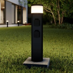 Moderne, schwarze Lucande LED Außenleuchte Corban mit Steckdosen im Garten.