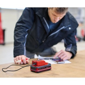 Einhell USB-Akku-Adapter TC-CP 18 Li USB A/C-Solo mit Akku und Smartphone beim Laden.