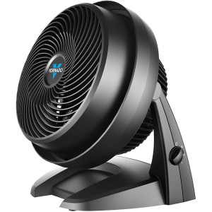 Schwarzer Vornado 630 Tischventilator für eine optimale Luftzirkulation im Raum.