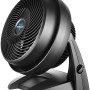 Schwarzer Vornado 630 Tischventilator für eine optimale Luftzirkulation im Raum.