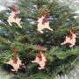 Christbaumschmuck aus Holz, Rentier-Motiv mit roter Kordel am Weihnachtsbaum.