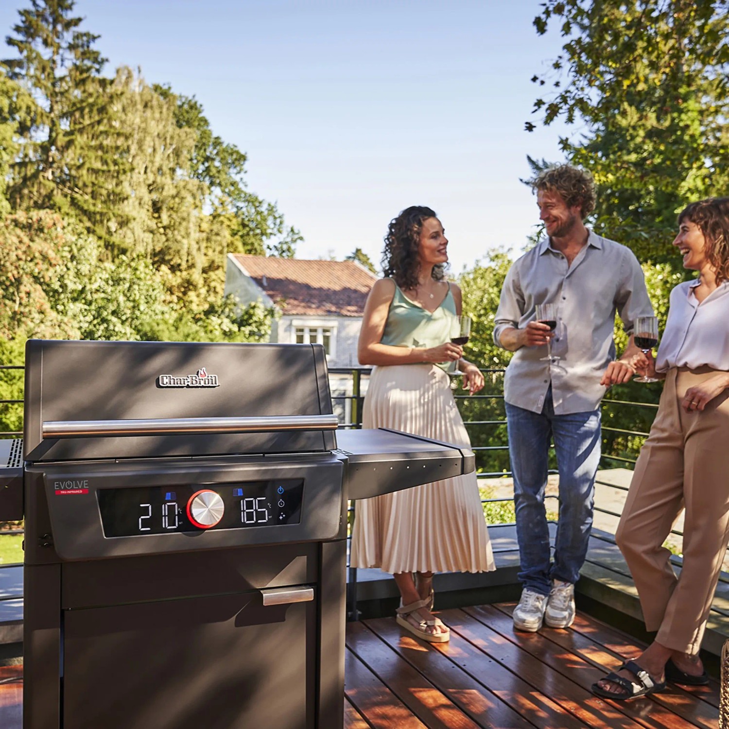 Char-Broil Evolve Elektrogrill mit Dualzone, App-Steuerung und TRU-Infrared im Einsatz mit Personen.