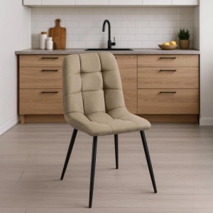 Taupefarbener Esszimmerstuhl Tilde aus Stoff mit Steppmuster und schwarzen Metallbeinen in moderner Küche.