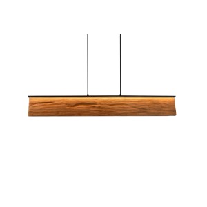 Lineare LED-Pendelleuchte Kalea aus Holz mit sichtbarer Maserung und schwarzem Metall. Warmes, dimmbares LED-Licht.