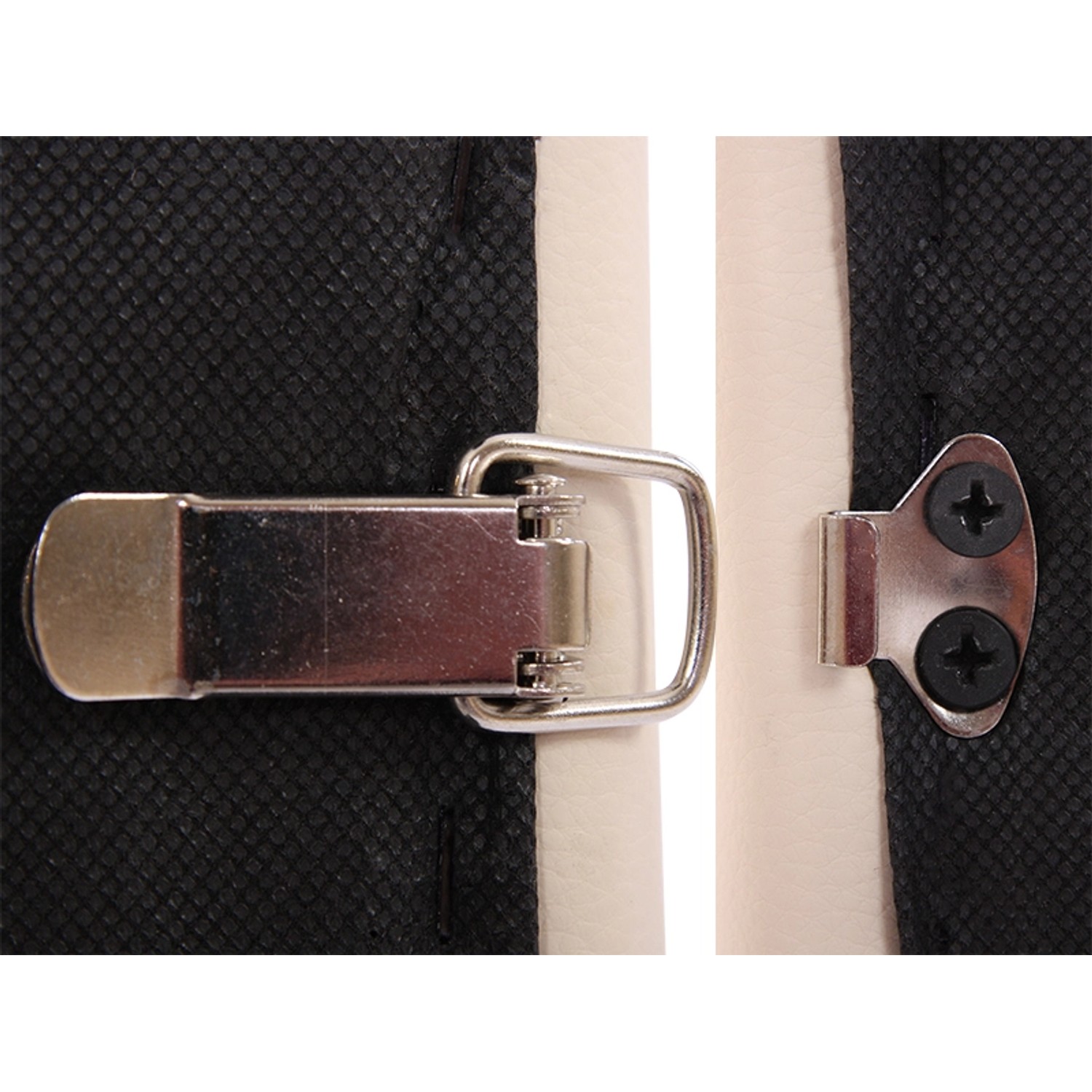 Detailaufnahme des Clipsystems der roten MCW Moncalieri 4-Sitzer Sofaelemente.