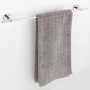 Wenko Badetuchstange Uno Isera, 60 cm, silber glänzend mit grauem Handtuch.