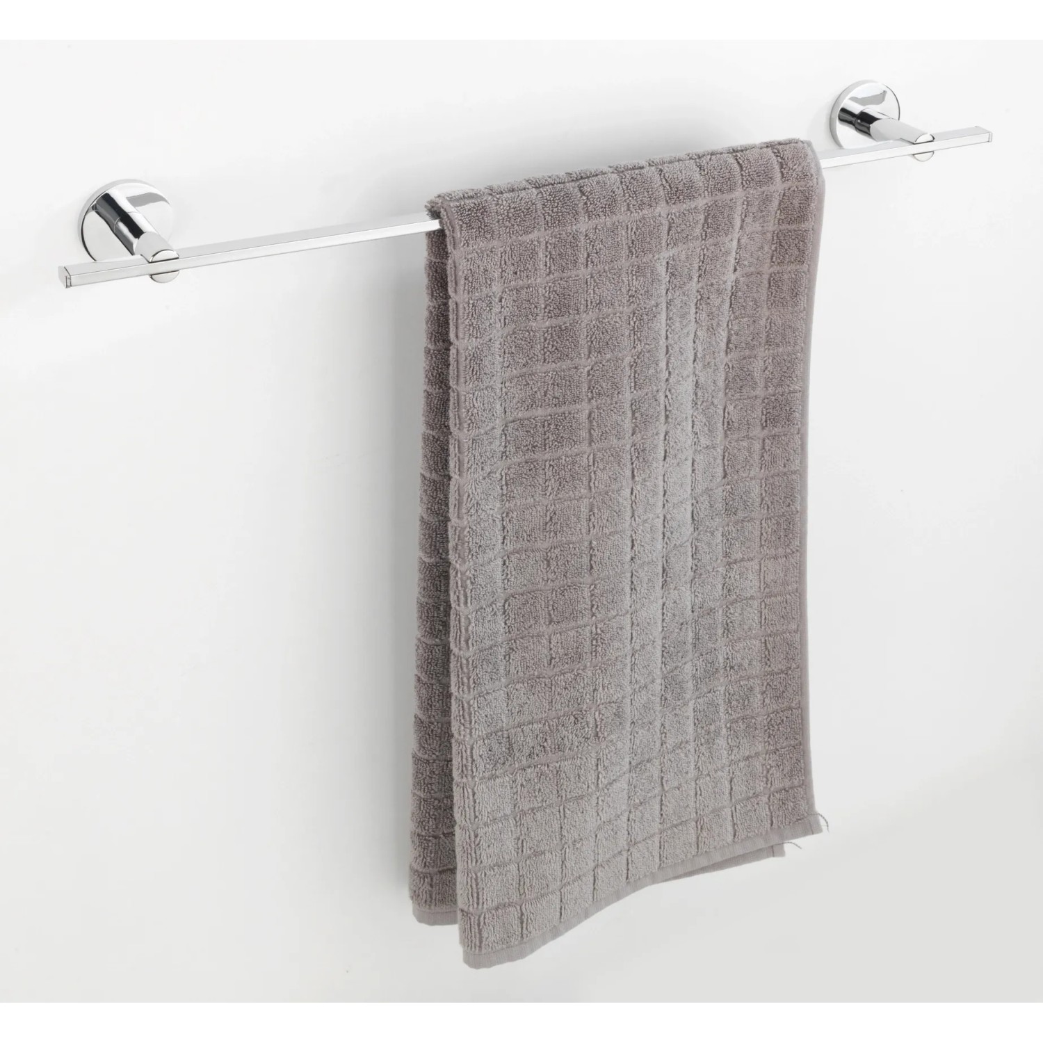 Wenko Badetuchstange Uno Isera, 60 cm, silber glänzend mit grauem Handtuch.