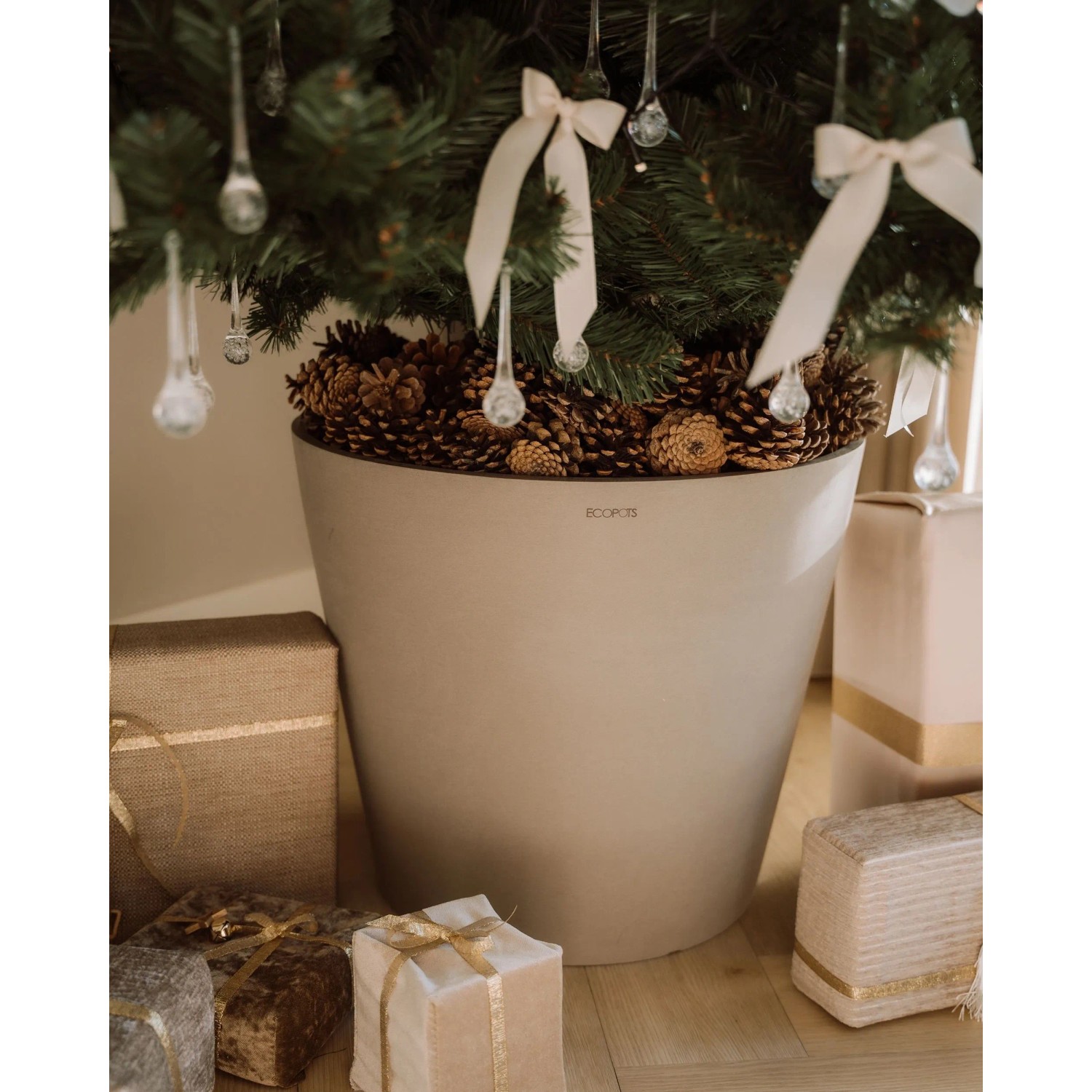 Ecopots Pflanztopf Amsterdam, braungrau, 50 cm, mit Weihnachtsdeko und Geschenken.