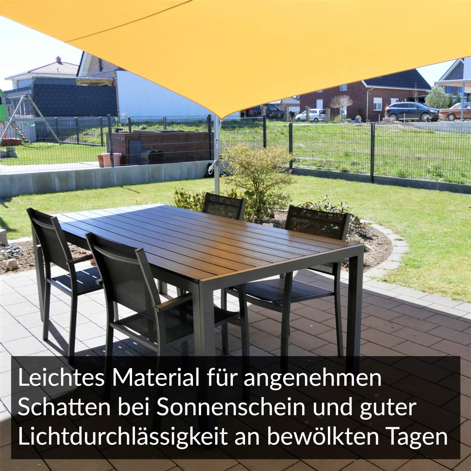 Sandfarbenes Toldoro Sonnensegel Dreieck spendet Schatten auf Terrasse mit Gartentisch und Stühlen.