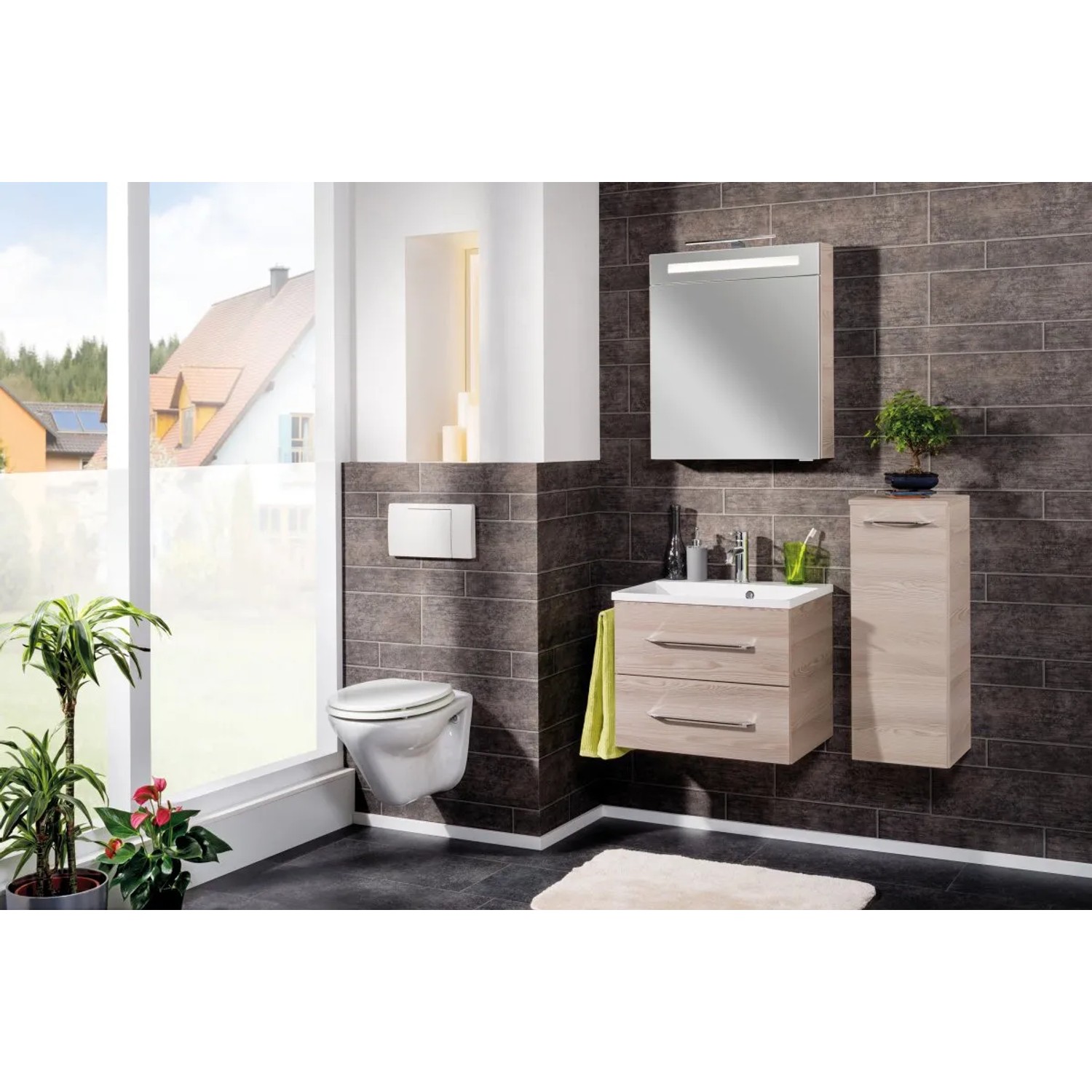 Fackelmann Spiegelschrank B.Clever Alaska Esche 60 cm im Badezimmer mit Waschtisch und Hängeschrank.