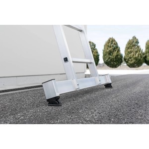 Detailaufnahme: PROREGAL Sprossen-Schiebeleiter mit Traverse für sicheren Stand.