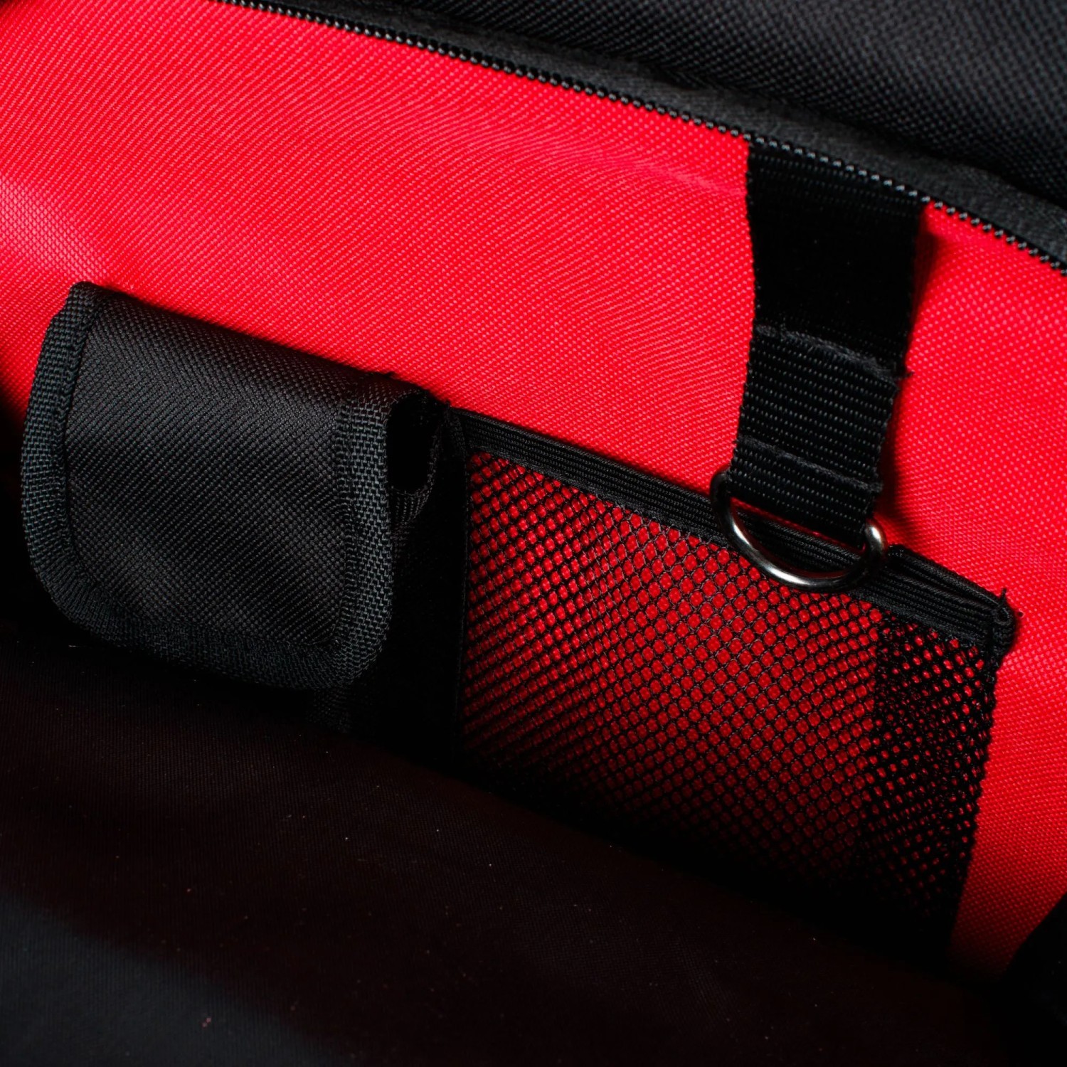 Detailaufnahme: Innenraum der Mephisto Werkzeugtasche Rucksack Fire mit Fächern und rotem Innenfutter.