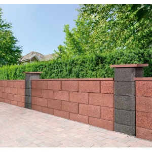 Antik-Pflaster in Altstadtfarben als Mauer und Bodenbelag im Garten.