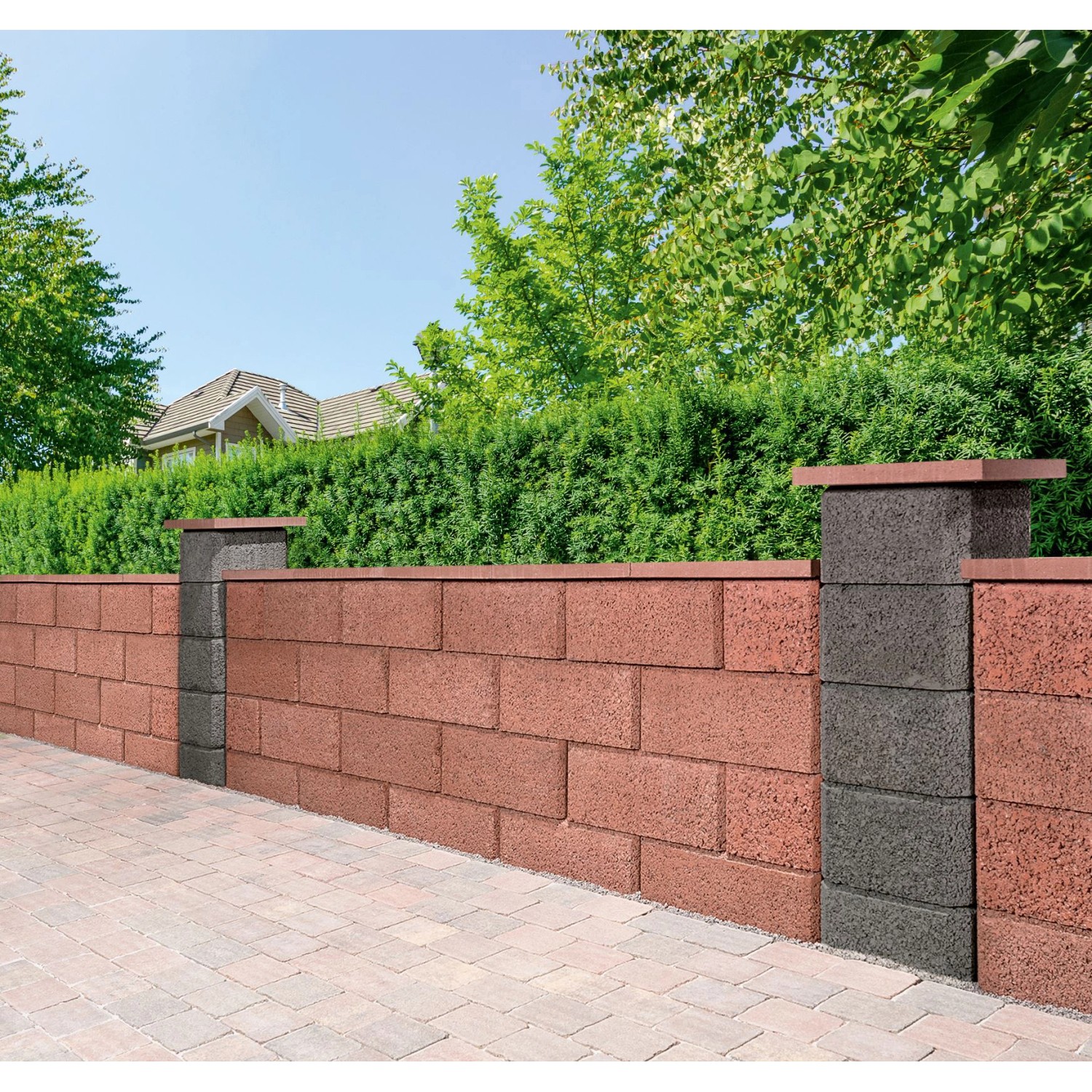 Antik-Pflaster in Altstadtfarben als Mauer und Bodenbelag im Garten.