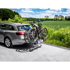 Eufab Premium 2 Fahrradträger mit zwei Fahrrädern auf Anhängerkupplung eines Autos.