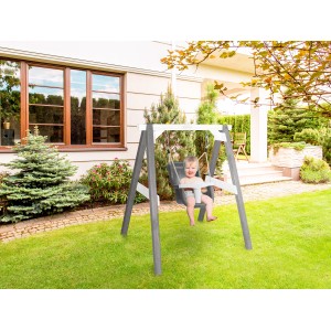 Axi Babyschaukel Grau-Weiß mit Kind im Garten. Schaukel für Babys und Kleinkinder.