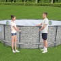 Bestway Stahlrahmenpool Set Power Steel Swim Vista, Ø 488 cm, mit Personen im Garten.