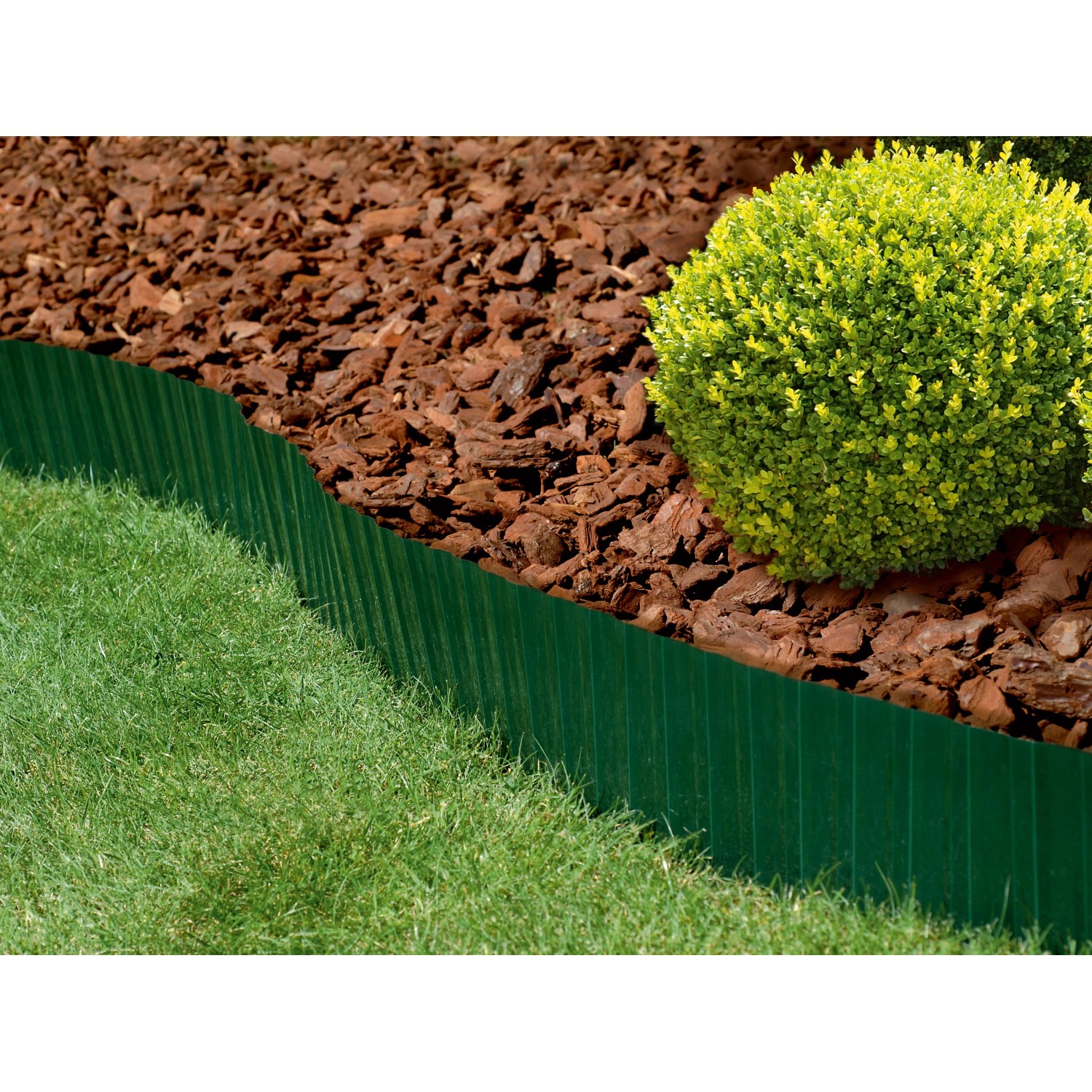 Grüne Rasenkante (9 m x 15 cm) aus PET-Folie zur Beetbegrenzung im Garten.