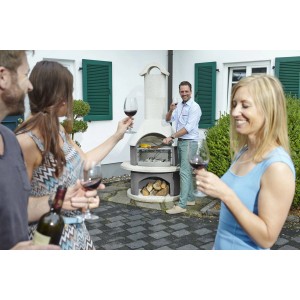 Buschbeck Gartengrillkamin Athen in Weiß-Anthrazit mit Personen beim Grillen.
