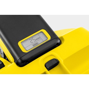 Detailaufnahme: Kärcher Akku-Mehrzwecksauger WD 3 Battery mit Akku und LCD-Akkudisplay.