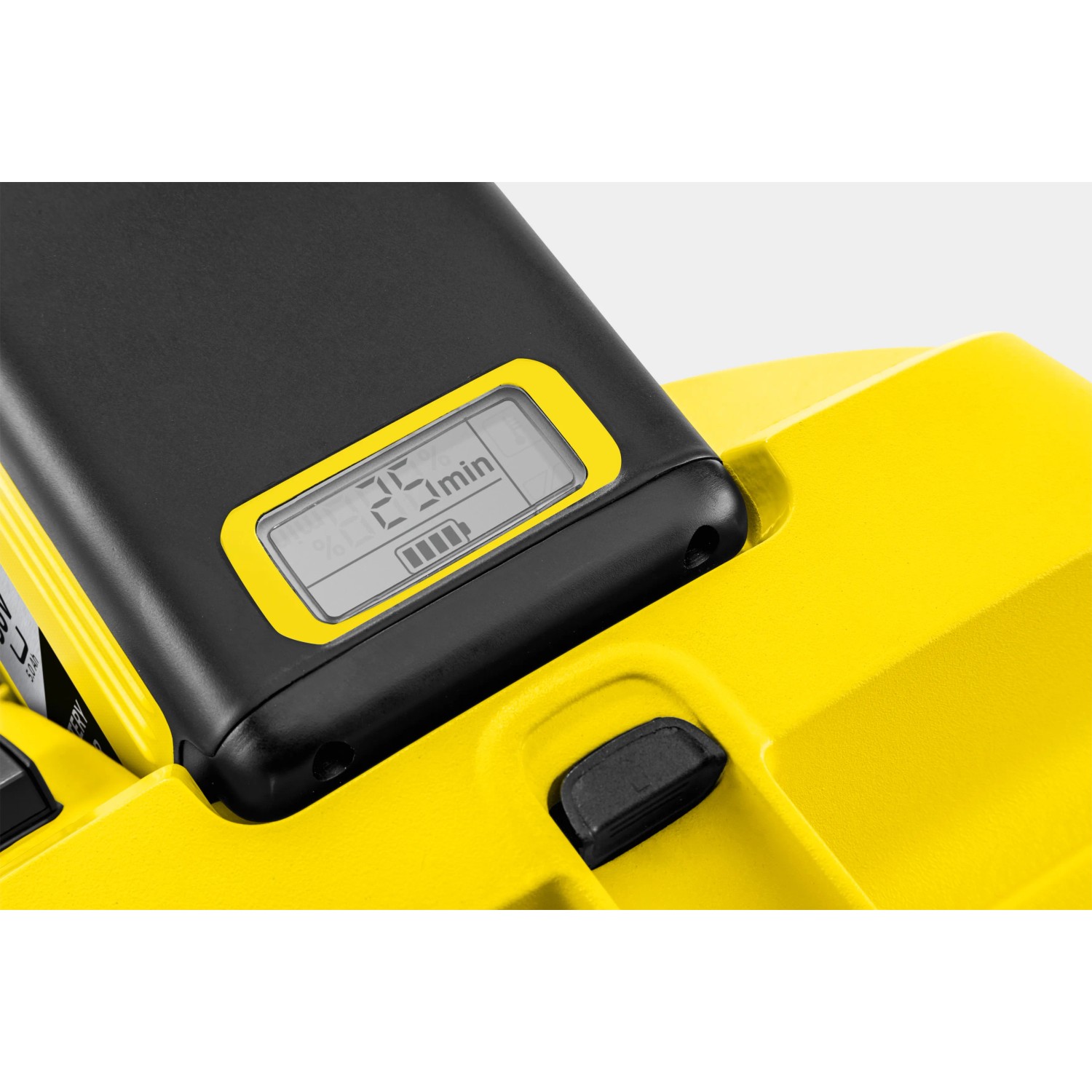 Detailaufnahme: Kärcher Akku-Mehrzwecksauger WD 3 Battery mit Akku und LCD-Akkudisplay.