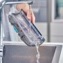 Leifheit Akku-Saugwischer: Schmutzwassertank wird unter Wasserhahn ausgespült.