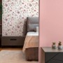PROFHOME Vliestapete mit Blumenmuster in Weiß, Violett, Rosa und Grün im Schlafzimmer.