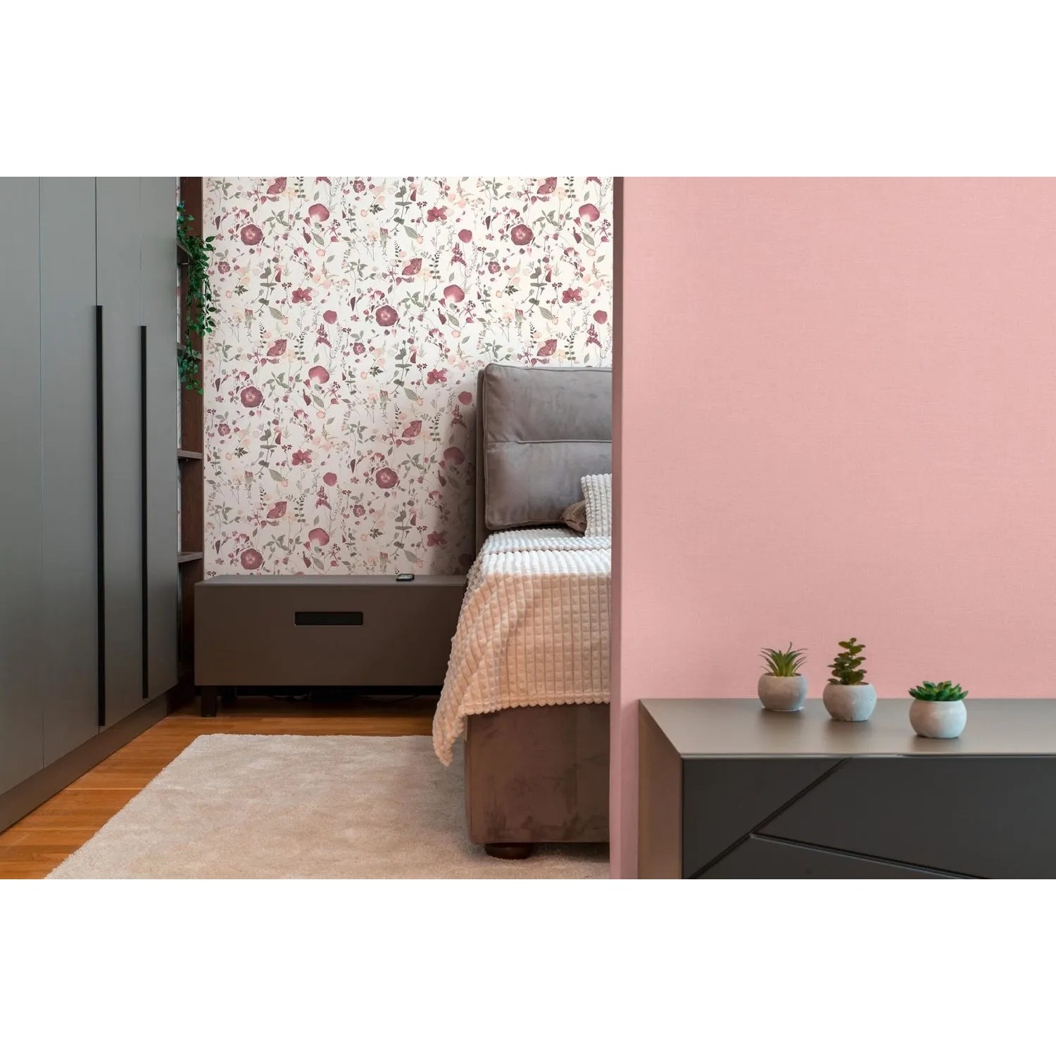 PROFHOME Vliestapete mit Blumenmuster in Weiß, Violett, Rosa und Grün im Schlafzimmer.