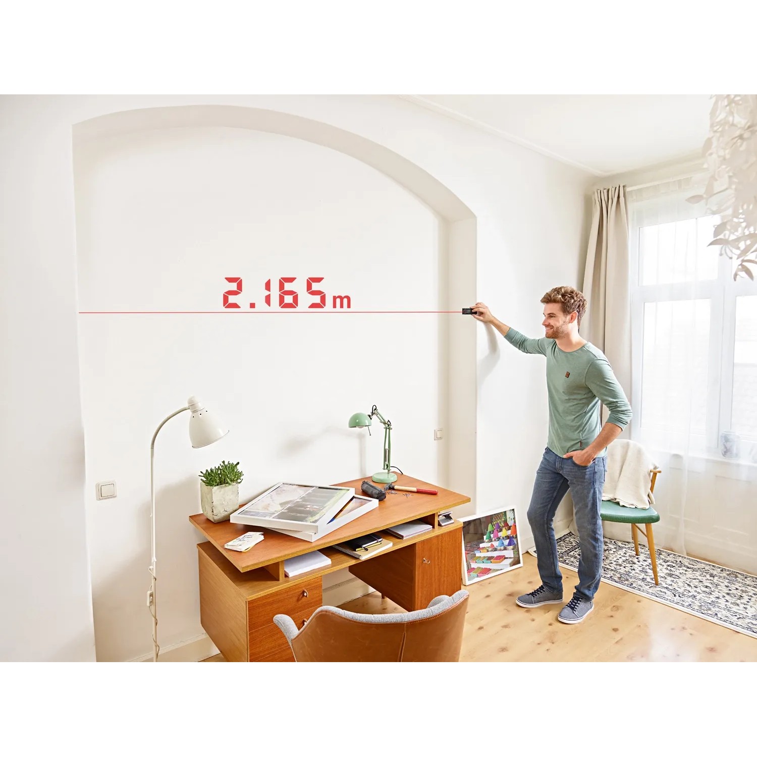 Bosch Laser-Entfernungsmesser Zamo bei der Messung einer Wand im Innenraum.