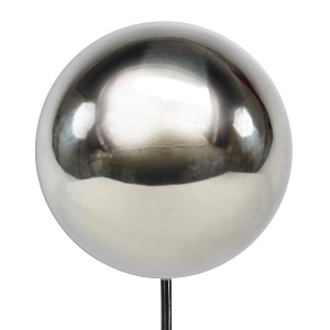 Gartenstecker mit glänzender Edelstahlkugel, silberfarben, 107 cm hoch.