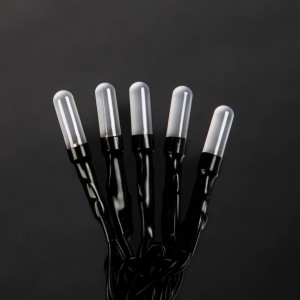 Konstsmide Micro LED-Lichterkette Slim Frosted mit 50 bernsteinfarbenen LEDs und grünem Kabel.