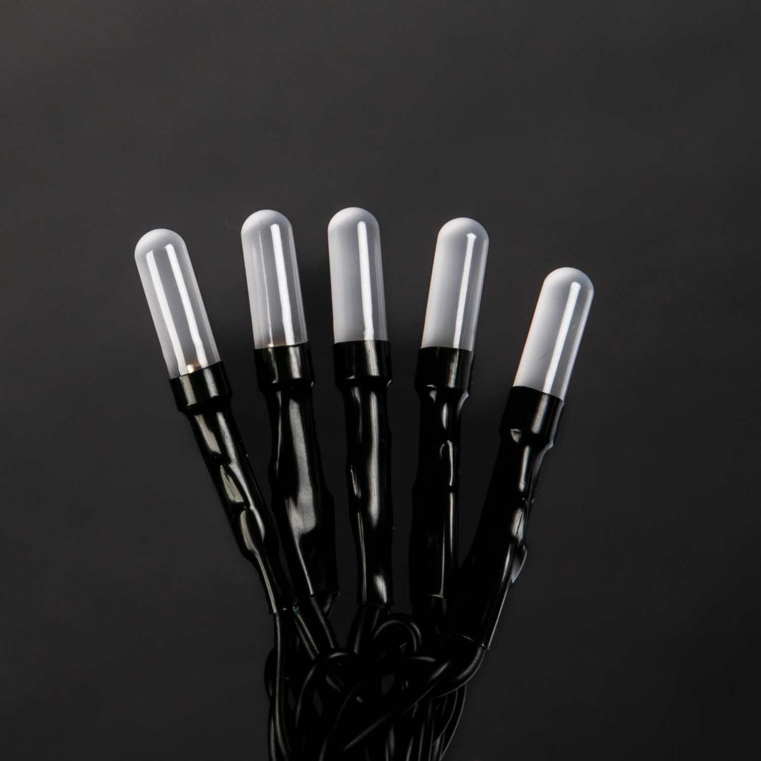 Konstsmide Micro LED-Lichterkette Slim Frosted mit 50 bernsteinfarbenen LEDs und grünem Kabel.