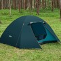 Bestway Alpine Dome Zelt für 4 Personen, dunkelblau, auf einer Wiese im Wald.
