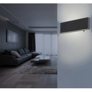 Moderne, schwarze LED-Wandleuchte Siegfried (22,5x8 cm) im Wohnraum mit Lichteffekten.