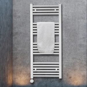 Weißer, elektrischer Badheizkörper Wuppertal mit Handtuch und Thermostat an grauer Wand.