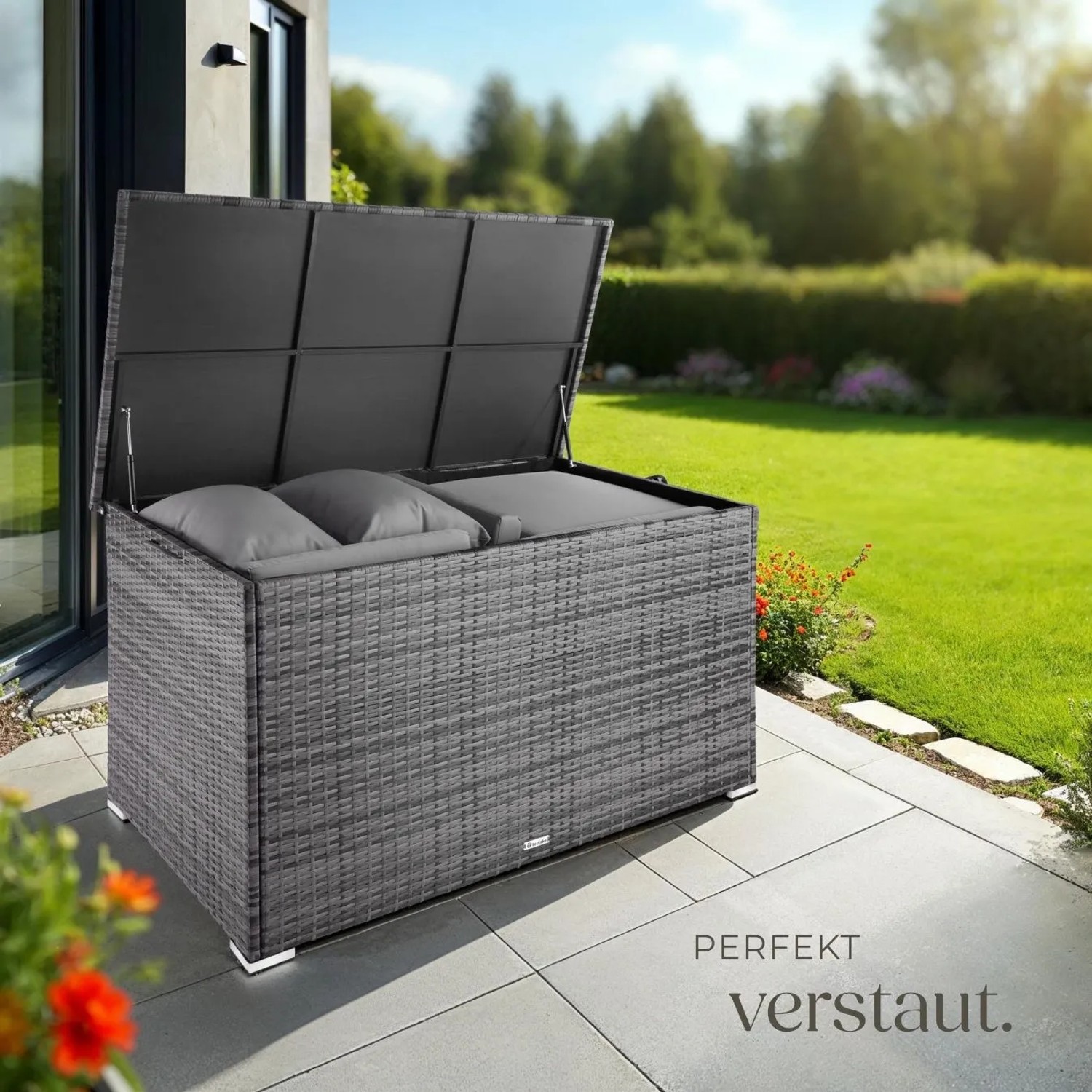 Graue Tectake Auflagenbox Oslo (750 L) mit Rattangeflecht und geöffnetem Deckel im Garten.