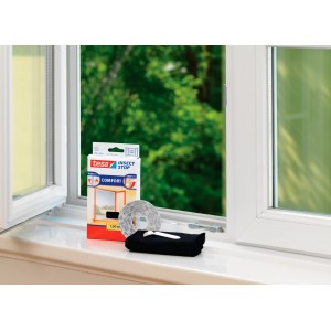 Tesa Fliegengitter Klettband Ersatzrolle 560cm auf Fensterbank, mit Verpackung.