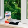 Tesa Fliegengitter Klettband Ersatzrolle 560cm auf Fensterbank, mit Verpackung.
