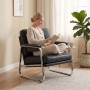 Schwarzer HOMCOM PU-Leder Sessel mit glänzendem Stahlrahmen, Frau lesend. Modernes Design für Komfort im Wohnzimmer.