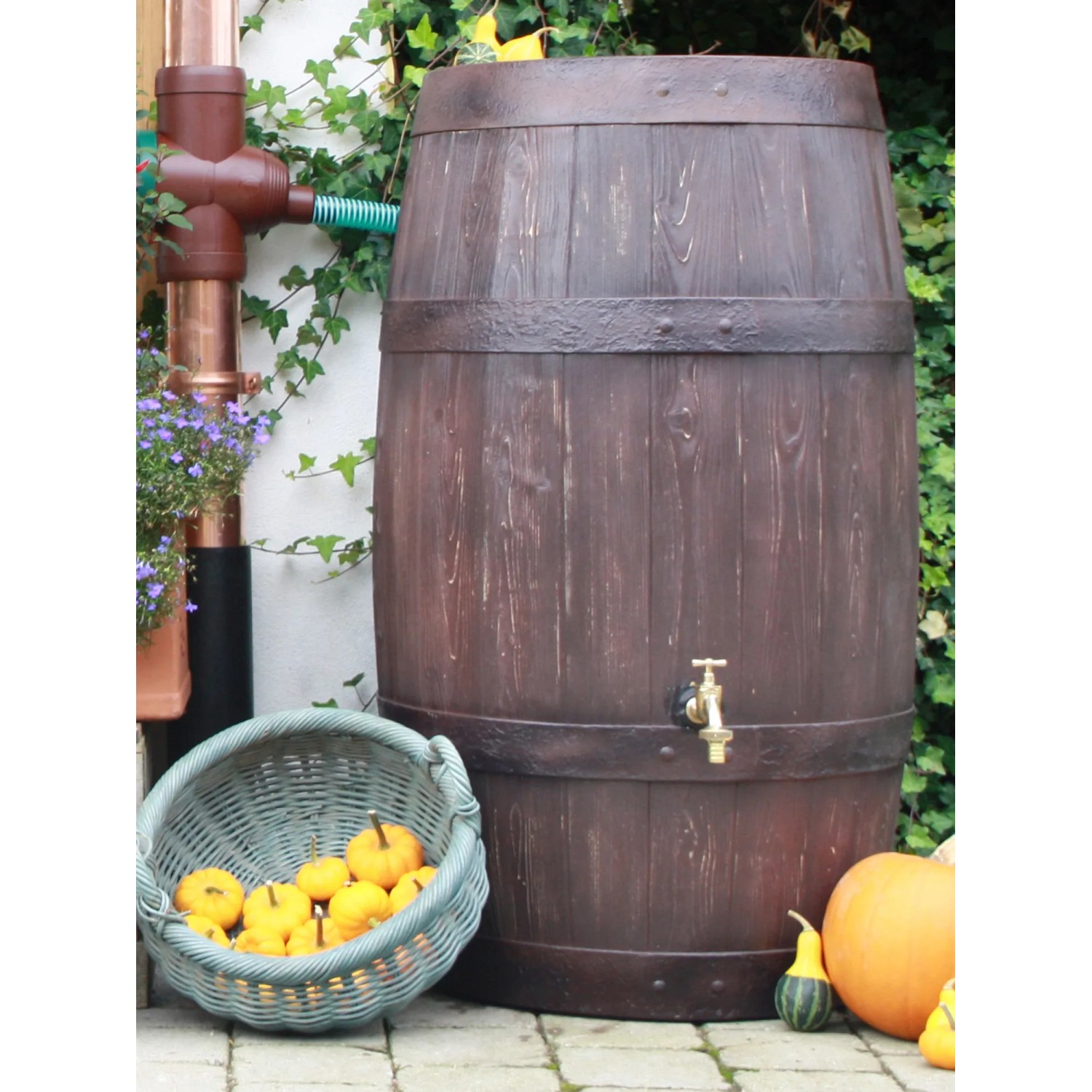 Dunkelbraune Arves Regentonne Barrique 250 l in Holzfass-Optik mit Wasserhahn und Dekoration.