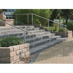 Diephaus Blockstufen Maximo in Schwarz führen über eine Außentreppe mit Edelstahlgeländer.