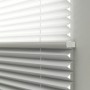 Weißes Gardinia Easy Fix Plissee Tag und Nacht, 40x130 cm, für Fenster, Detailansicht.