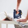 Rapid Akku-Tacker BTX530 beim Polstern eines Möbelstücks. Der Tacker ist blau und schwarz.
