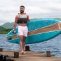 Mann mit Bestway SUP Allround Board-Set Freesoul Elite (335cm) am See. Inkl. Sitz, Paddel und Pumpe.