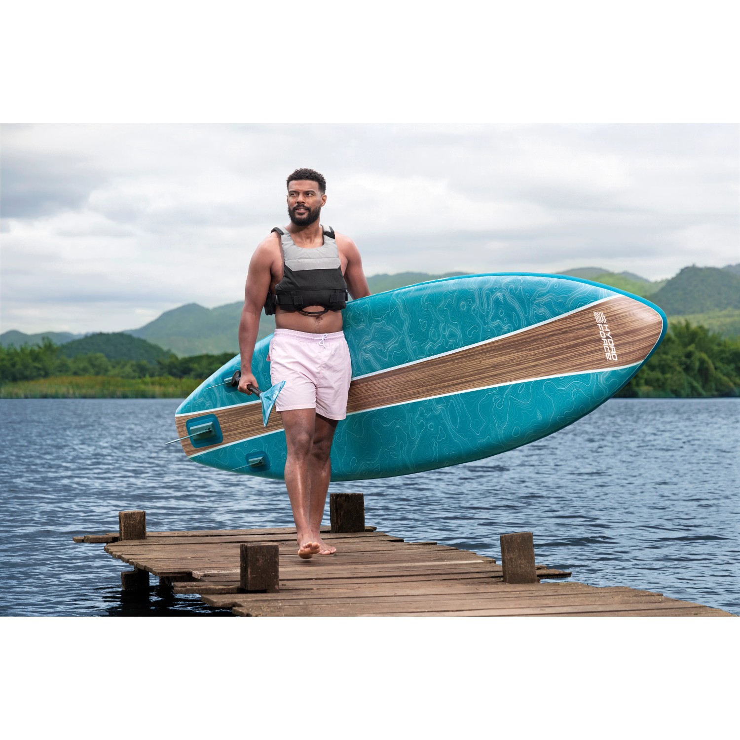 Mann mit Bestway SUP Allround Board-Set Freesoul Elite (335cm) am See. Inkl. Sitz, Paddel und Pumpe.