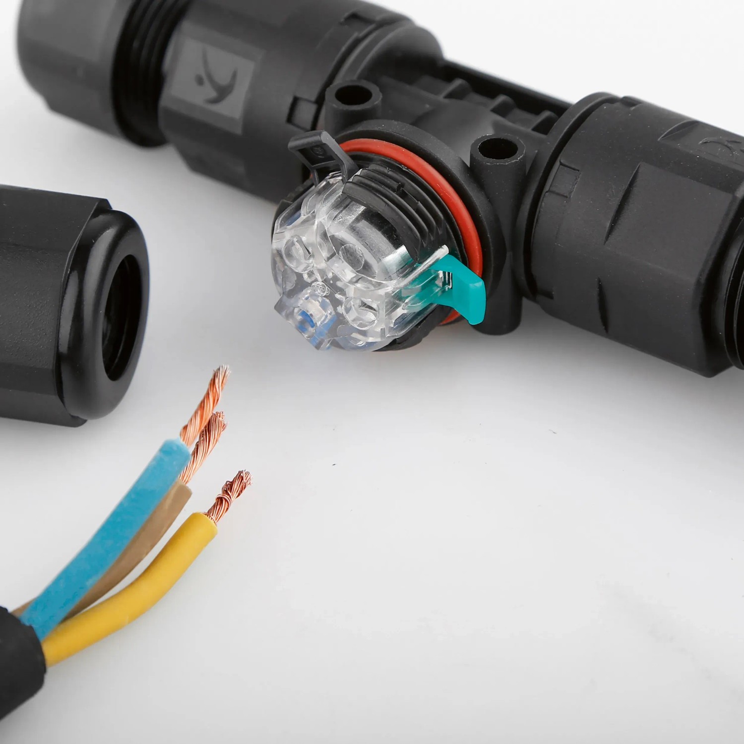 Wasserdichter Stecker IP68 für Kabel 3 x 1,0-2,5 mm², geeignet für Außeninstallationen.