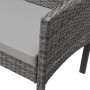Grauer Polyrattan Garten Sessel mit passendem Sitzkissen. Detailansicht der robusten Rattan-Struktur der Gartenmöbel.