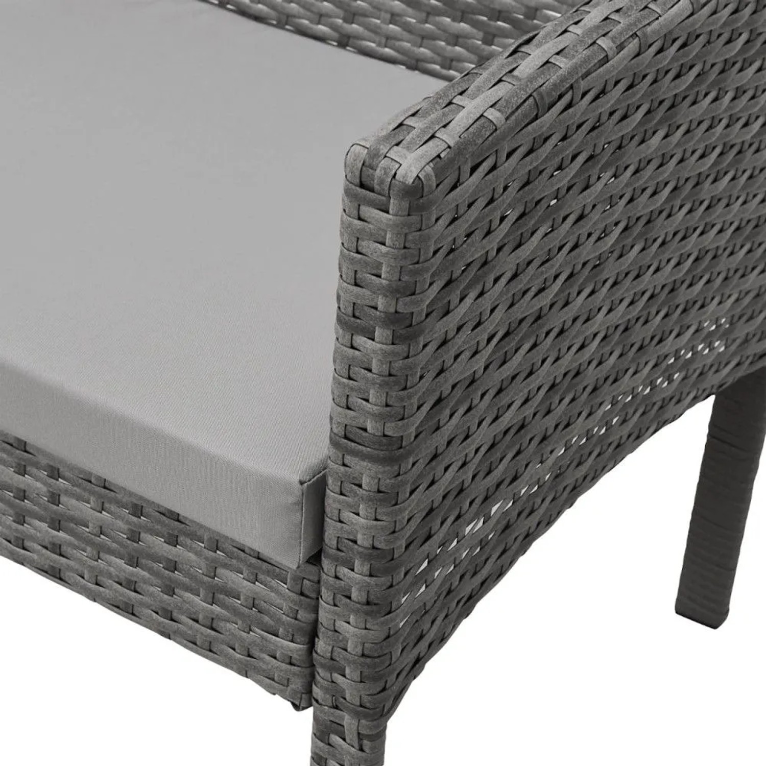 Grauer Polyrattan Garten Sessel mit passendem Sitzkissen. Detailansicht der robusten Rattan-Struktur der Gartenmöbel.