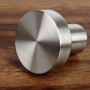 SOTECH Möbelknopf EK03, Ø30 mm, aus gebürstetem Edelstahl auf Holz. Ideal für Möbelgriffe.